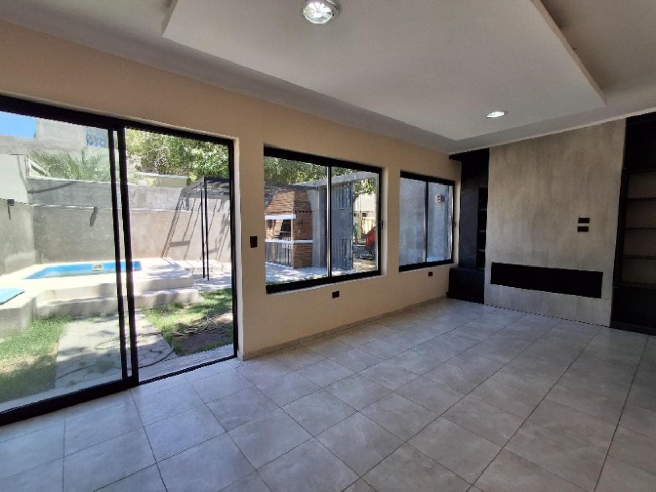 Venta Amplia Casa Toda Remodelada A Mts. Del Parque Y Auditorium - 3 Dormit. Y 2 Baños - Capital.-
