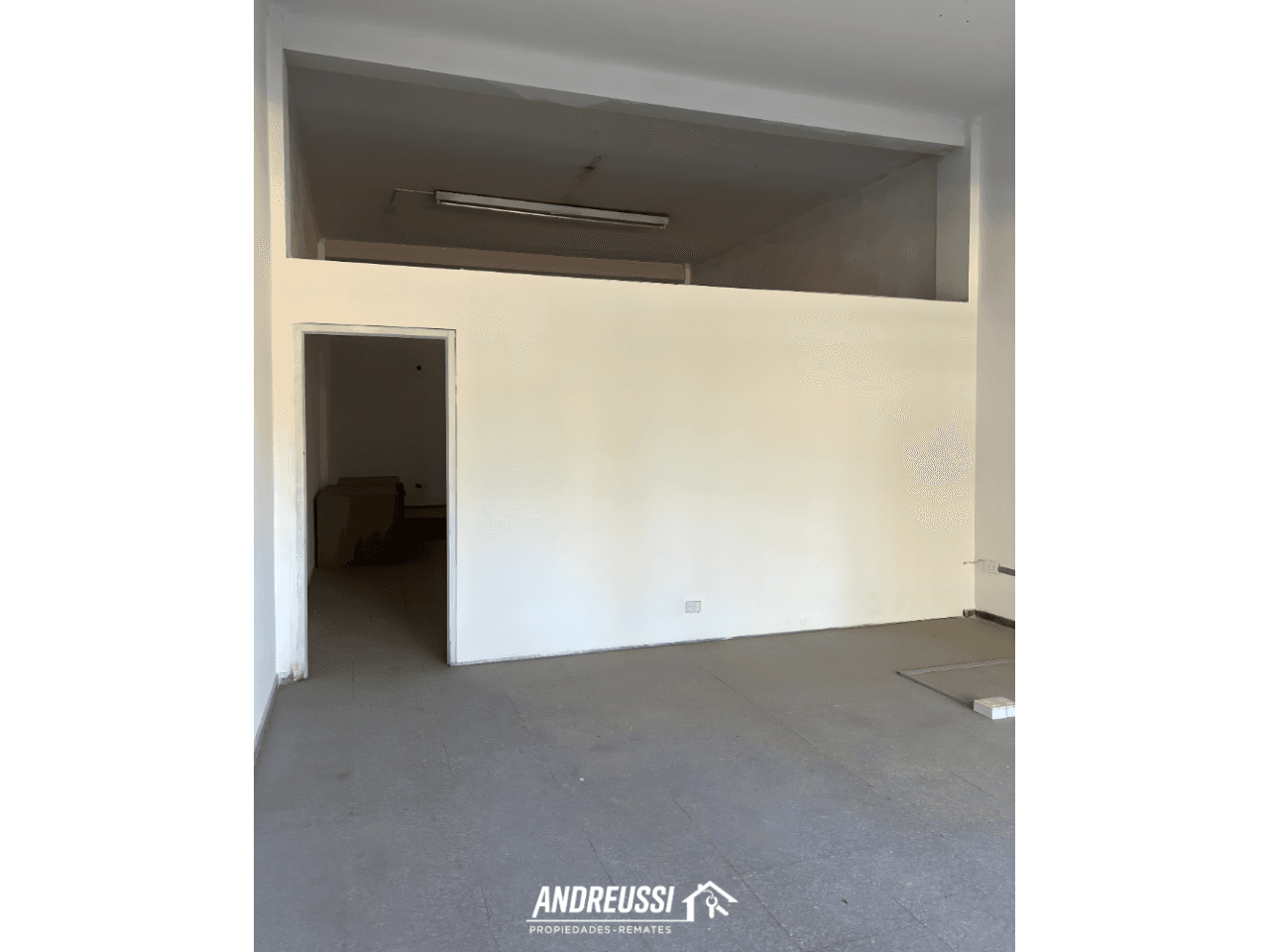 Alquiler. Salón Comercial Con Excelente Ubicación. Capital