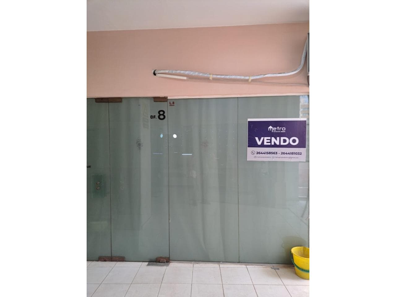 Venta. 2 Locales Galeria Portezuelo, Rivadavia Y Catamarca. Capital