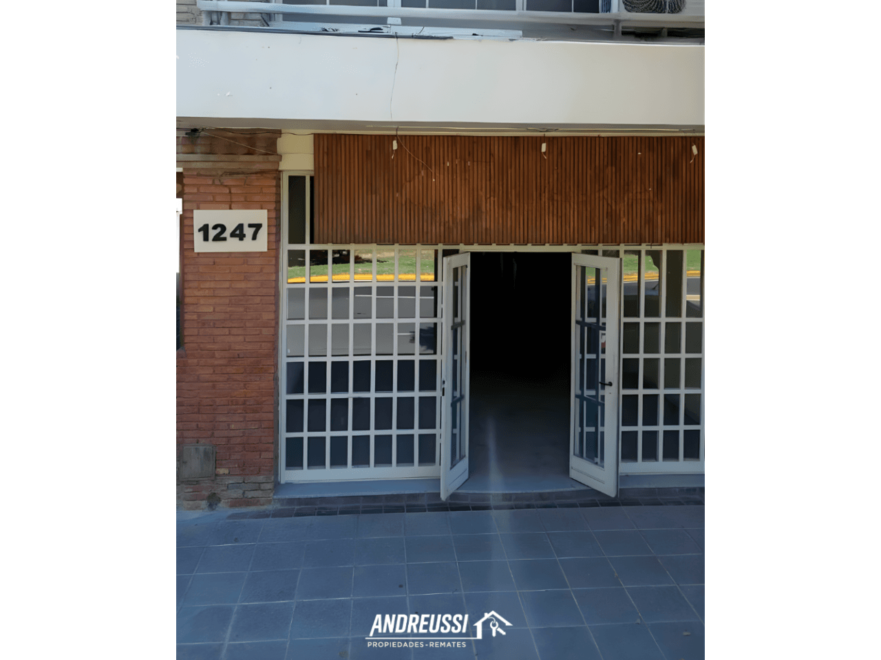 Alquiler De Salón Comercial, Ubicado En Un Excelente Punto