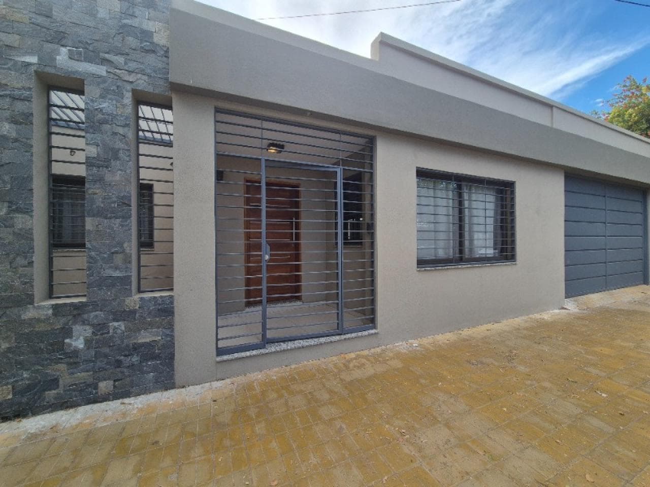 Venta. Casa, 3 Dormitorios. De Catagoría Céntrica Por Calle Aberastain Entre Av. Cordoba Y Gral Paz. Capital