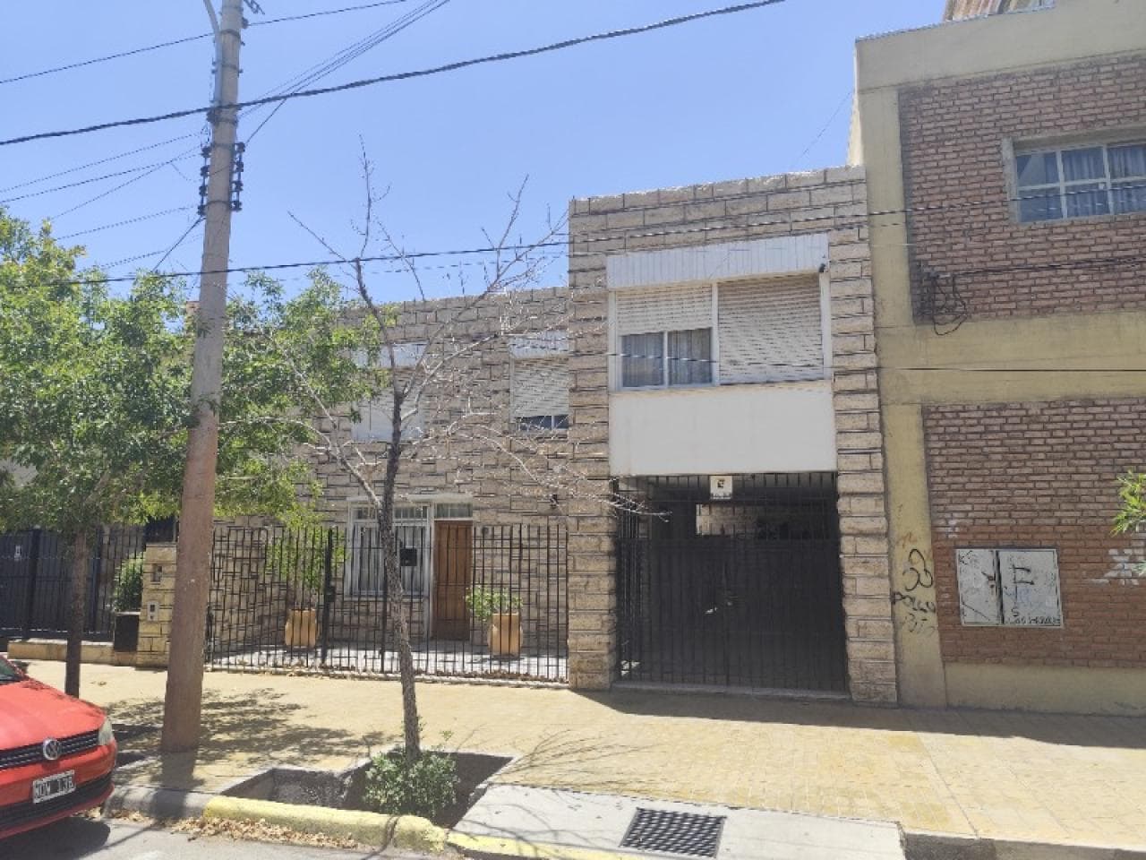 Venta. Casa De 3 Habitaciones Y Dpto De 1 Habitación Y Cocina, 3 Baños, Cochera 3 Autos, Calle Tucumán. Capital