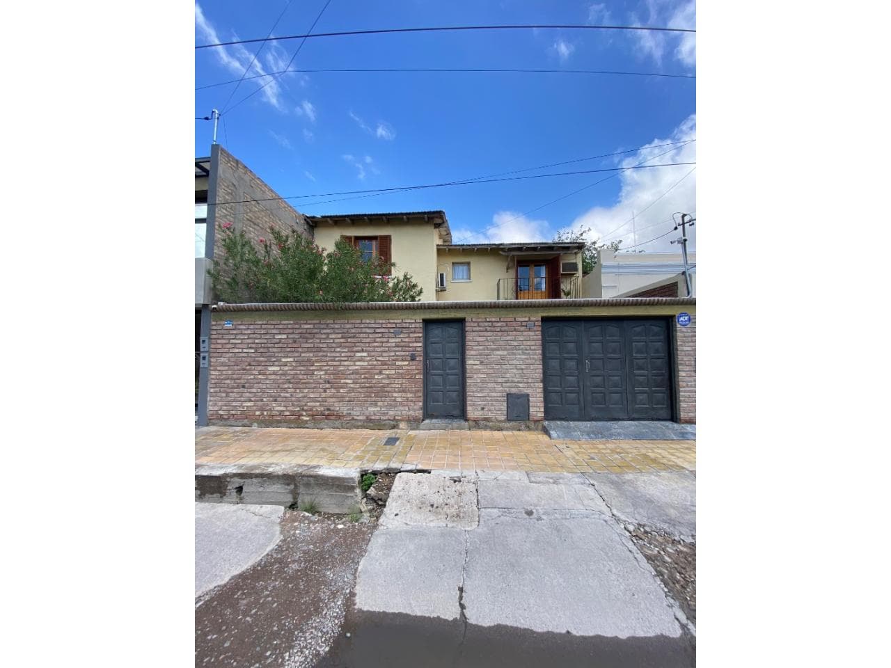 Venta Casa De 2 Plantas Sobre Calle Ameghino A 40 Mts De Av Libertador 4 Dormitorios, 2 Baños Excelente Ubicación