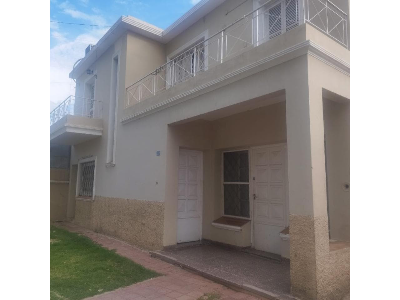 Venta Conjunto Residencial: 1 Casas + 3 Dptos, Estacionamiento Para 3 Vehículos, Doble Patio - Rawson