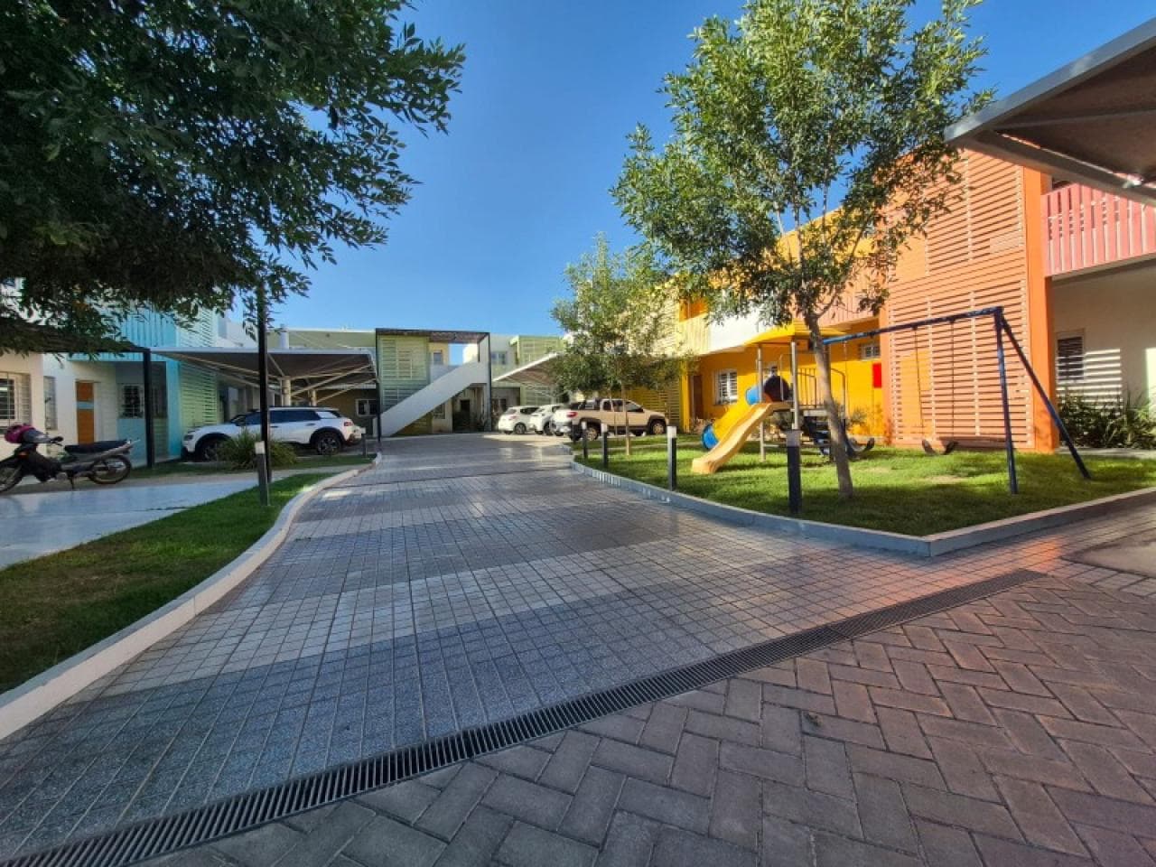 Venta Departamento En Planta Baja  Luminoso, Moderno Y Con Excelente Ubicación, 2 Dormitorios. Capital