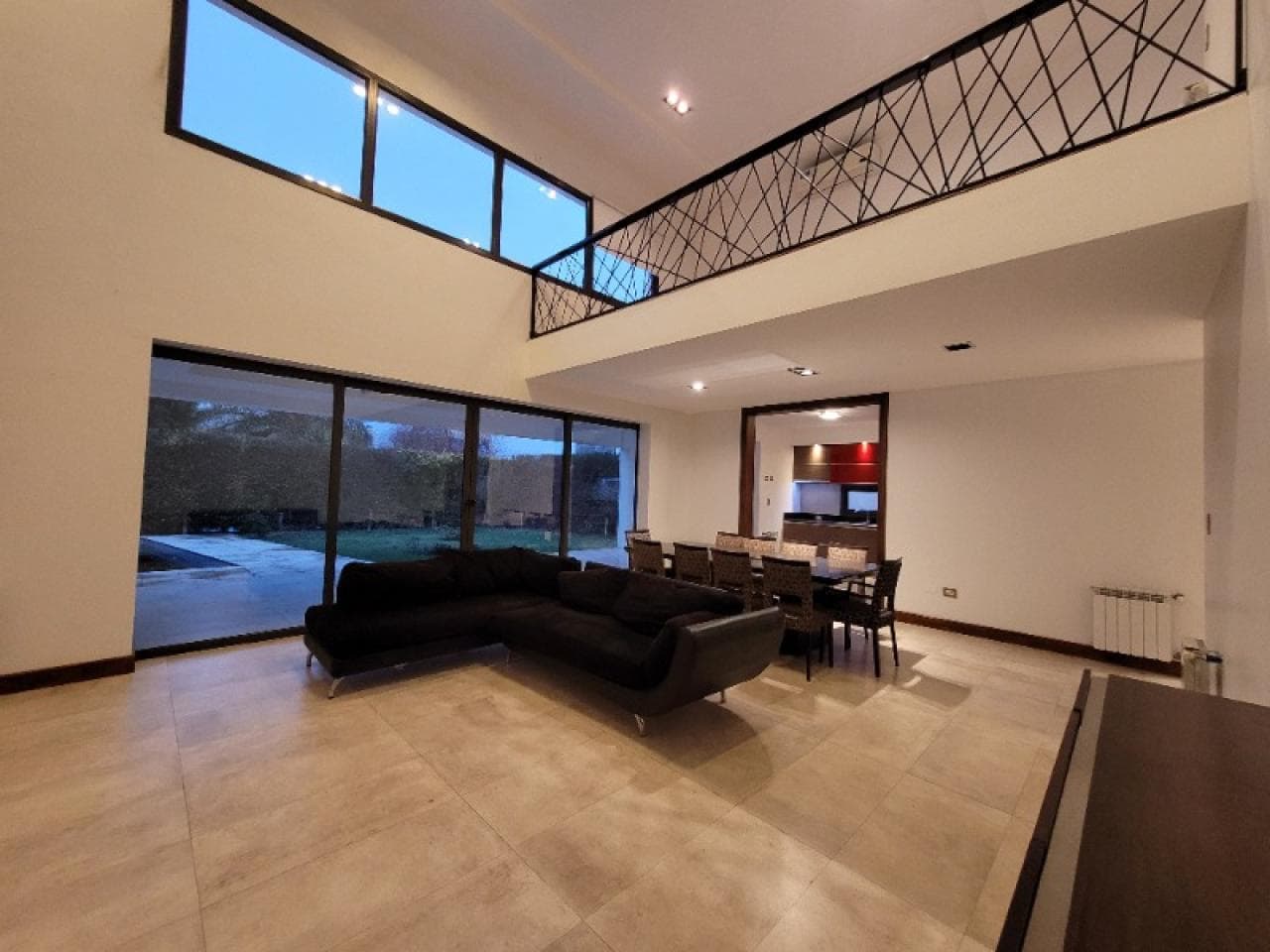 Alquiler. Casa De Categoria Con Pileta En B° Privado Ayres Del Este. Santa Lucia