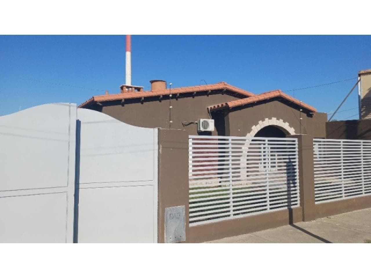 Venta- Chalet Sobre Calle Meglioli Casi Libertador- 430m2 Terreno