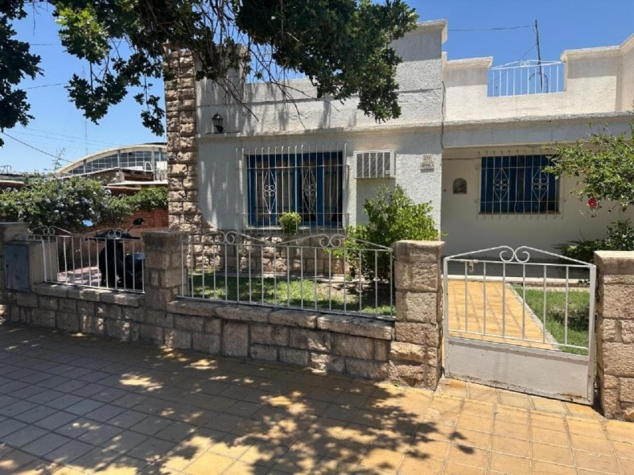 Venta Casa, 3 Dormitorios. De 250m2, Terreno 1000m2 Zona Comercial. Capital