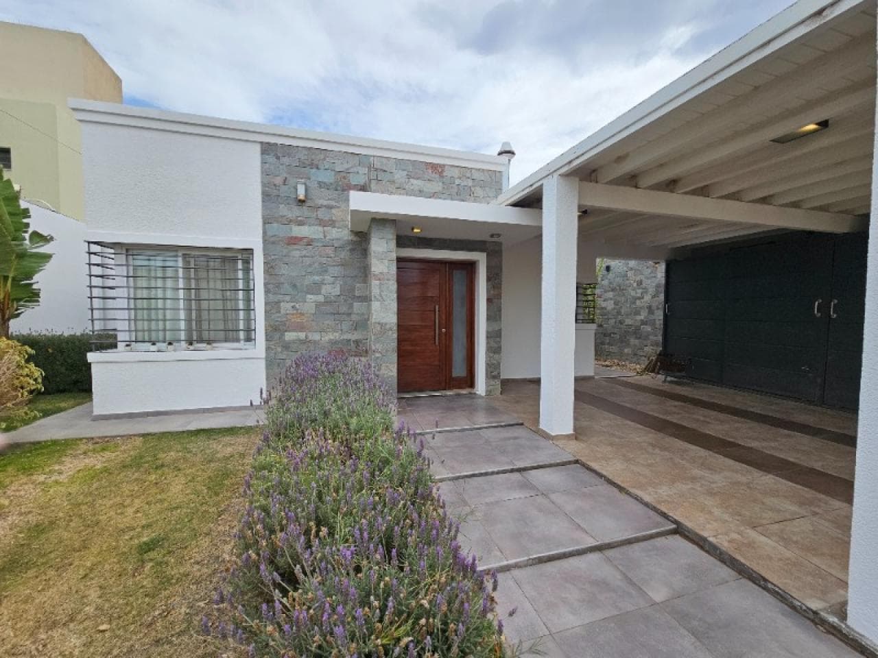 Casa Con Muy Buenas Terminaciones. Barrio Privado De Ciencias Económicas. Rivadavia