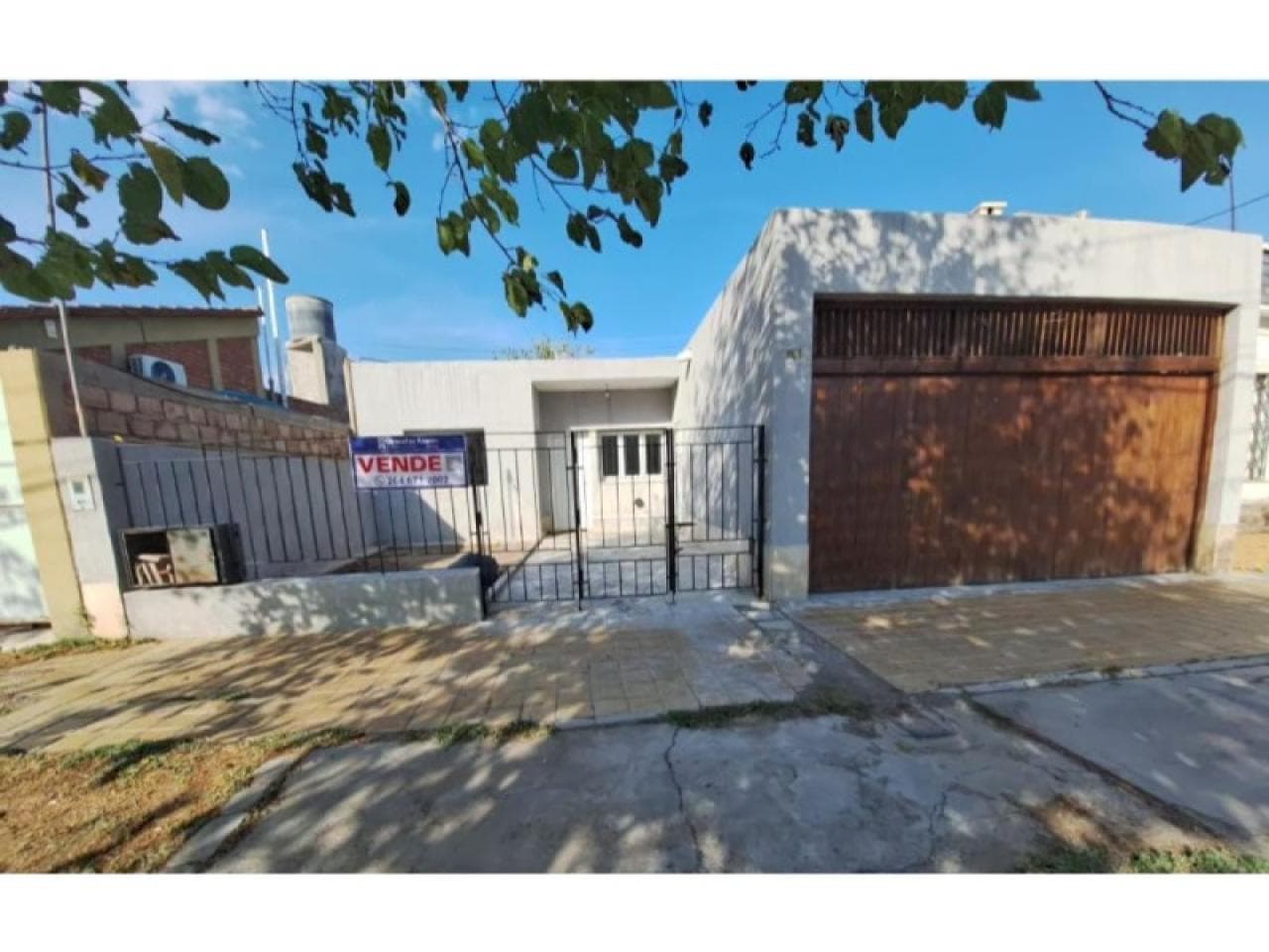 Venta- Casa, 3 Dormitorios. Sobre Av. España. Zona Comercial Y Residencial A Metros Centro Civico. Capital