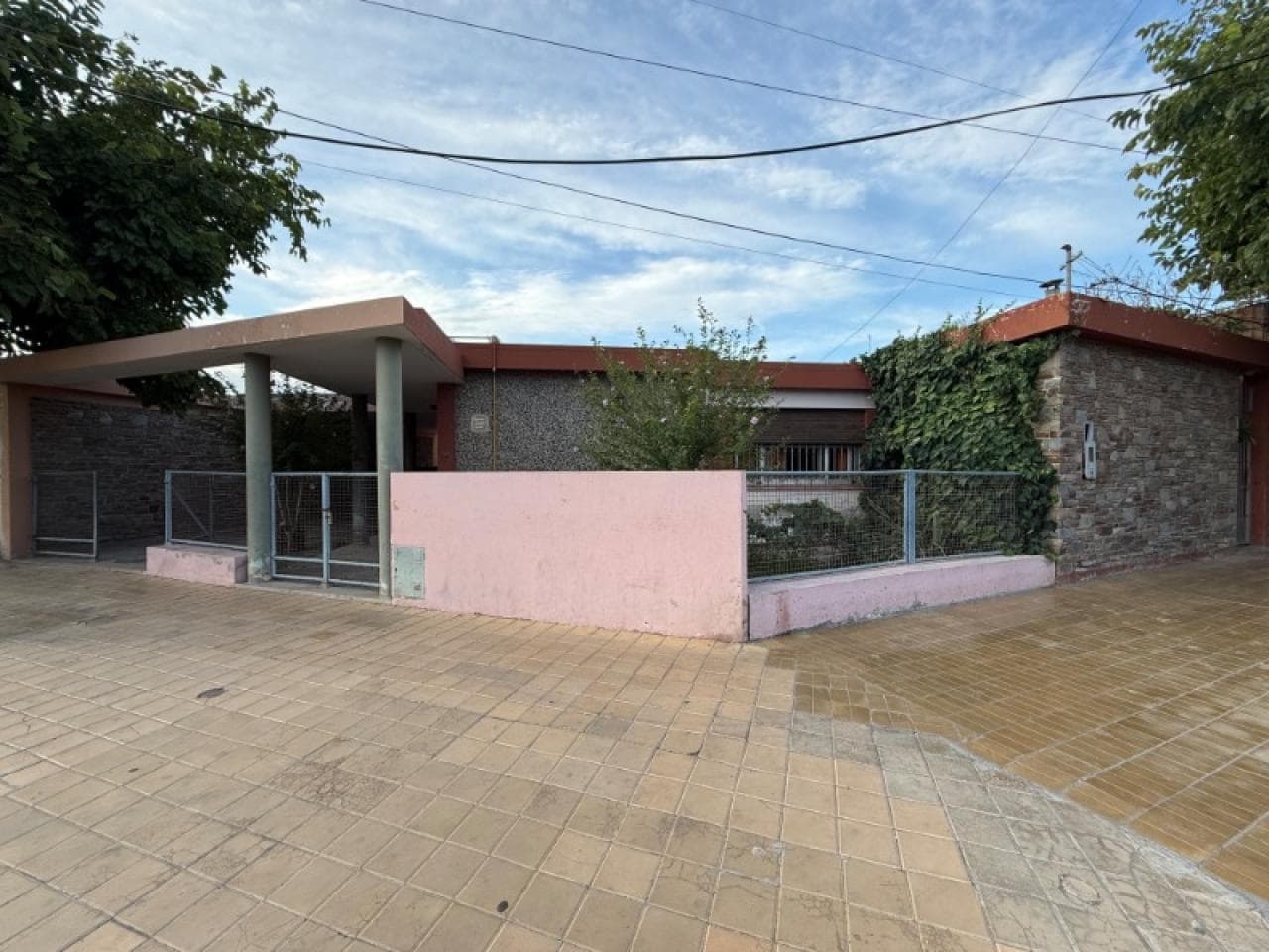 Vendo Casa Bien Ubicada Frente A Plaza De Caucete. Oportunidad Para Clínica / Empresas