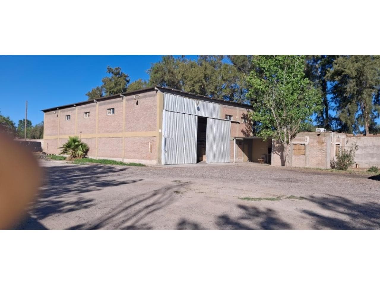 Galpón Galpón Industrial: 570 M² Cubiertos Aprox., Con Entrepiso Instalaciones Internas: Vestuarios, Baños, Comedor, Etc