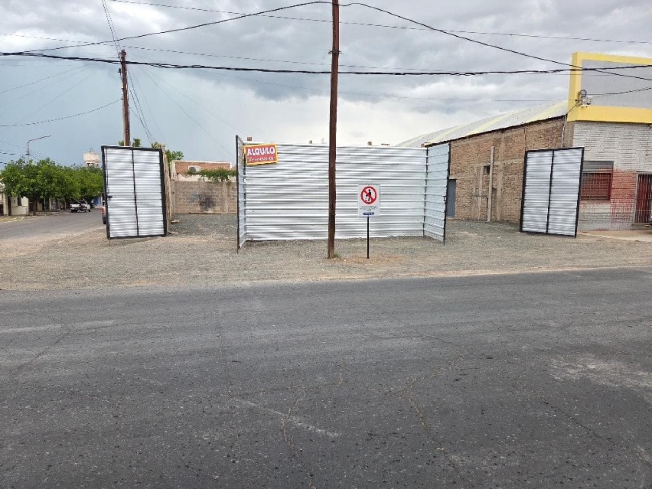 Se Alquila, Esquina Cerrada En Capital, 300 M2 Nivelados Con Lajilla, 2 Portones, Todos Los Servicios. Capital