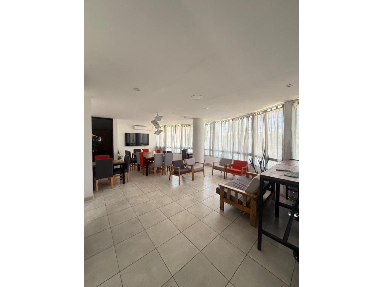 Venta Salón Con Locales Y Oficinas. Capital