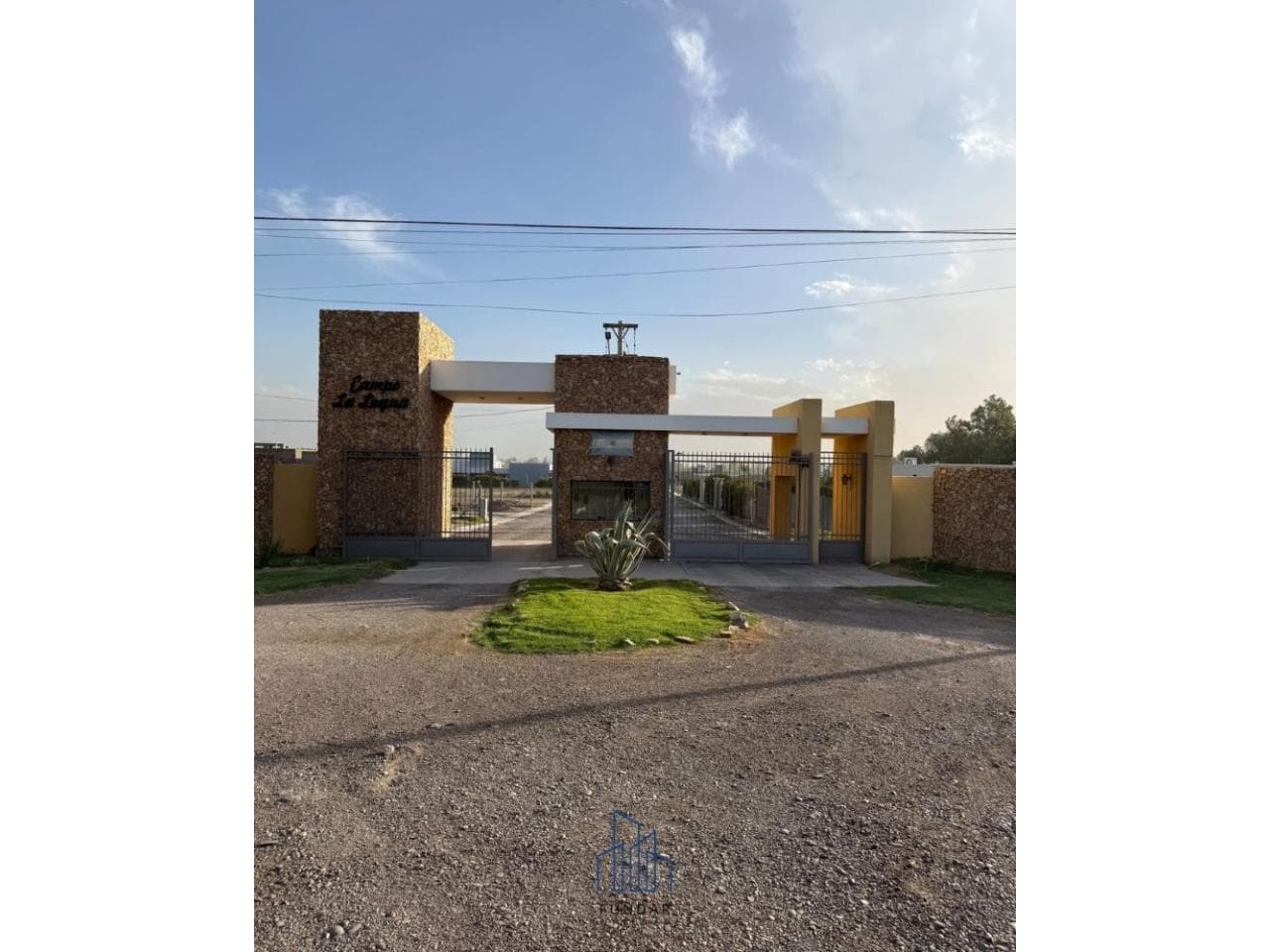 Venta. Casa, 2 Dormitorios. De Categoría. Barrio Campo La Legua - Santa Lucia