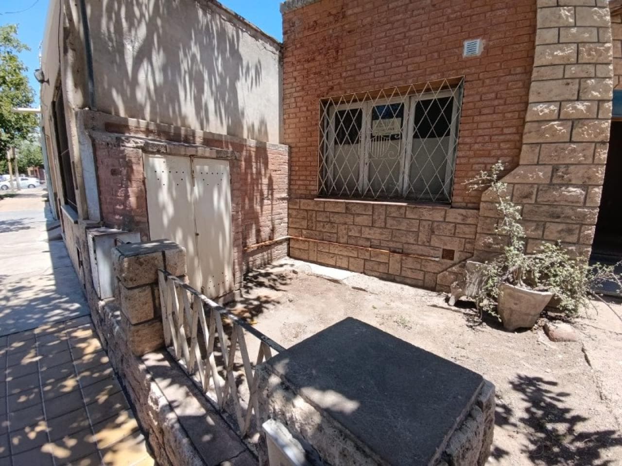 Venta Casa, 2 Dormitorios. En Capital Sobre Avenida Alem