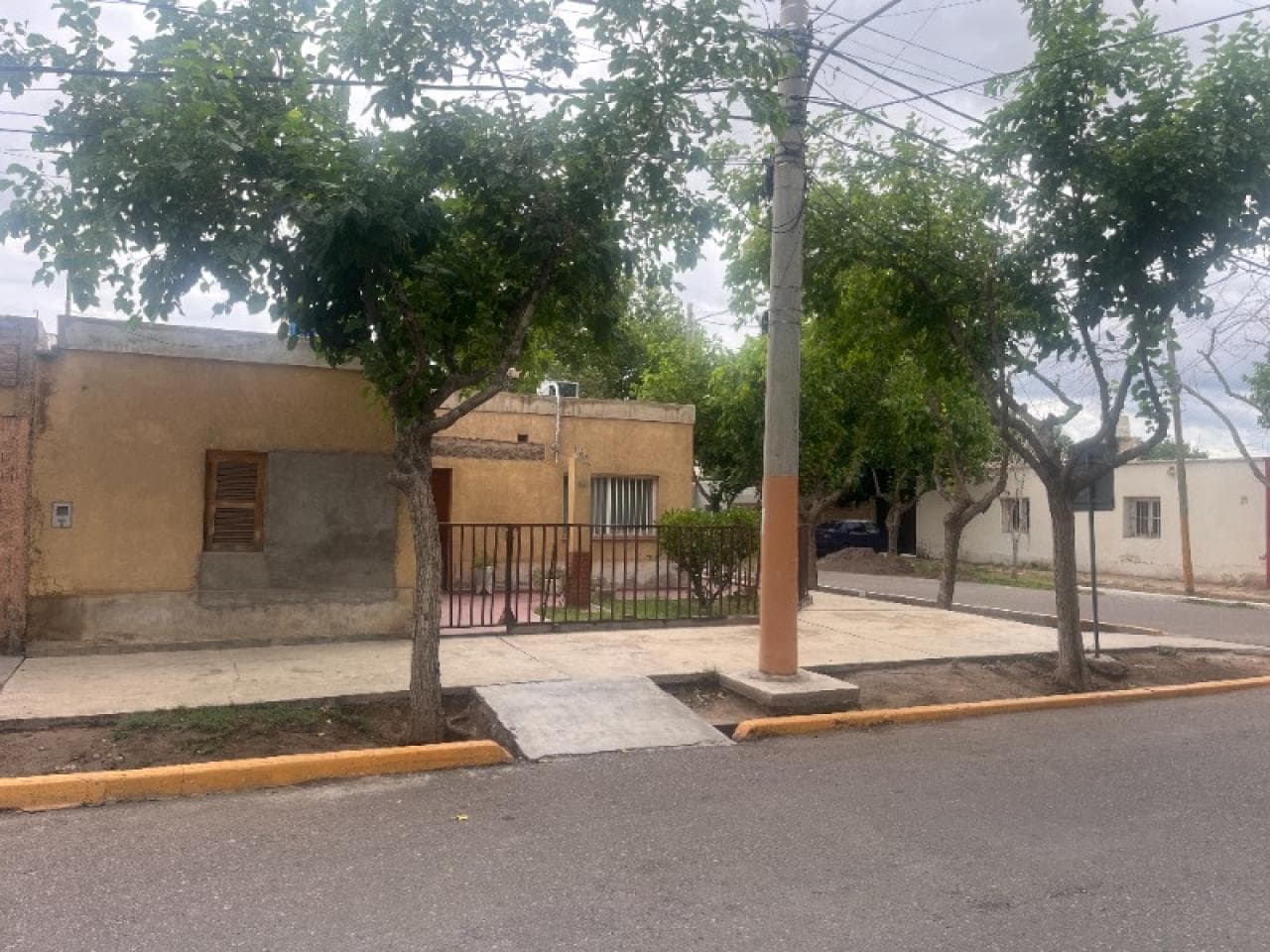Vendo Casa Esquina , Santa Lucia 300m2. A 2 Cuadras De Libertador Y 4 Zona Comercial De Santa Lucia.
