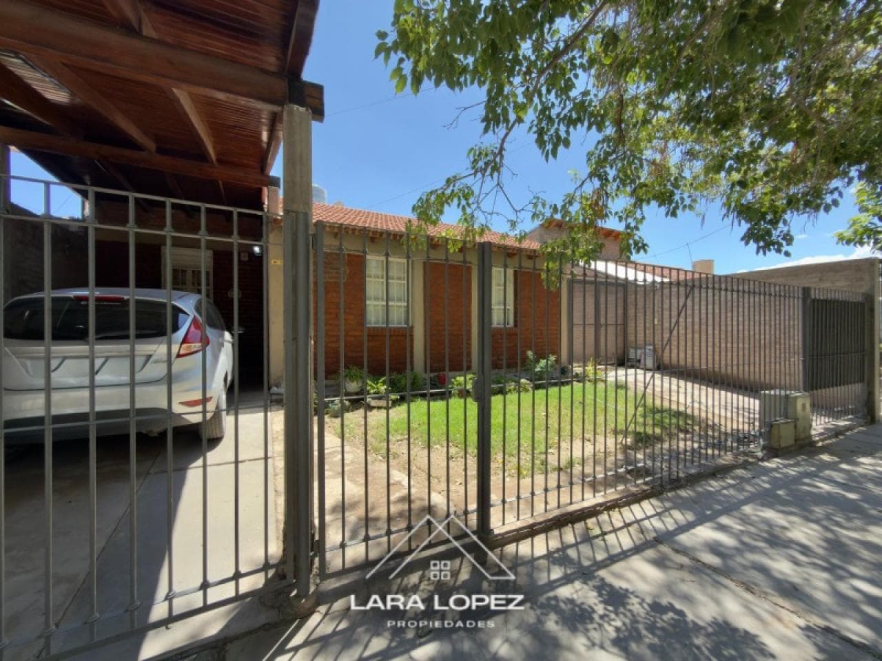 Venta | Casa | Tres Dorm | Amplio Quincho | Barrio Fanzolato