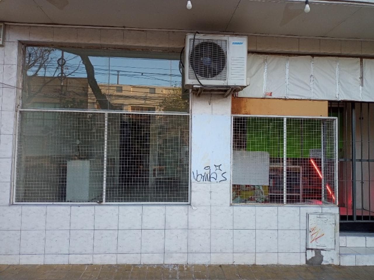 Dos Salones Comerciales, Mas Unas Siete Oficinas