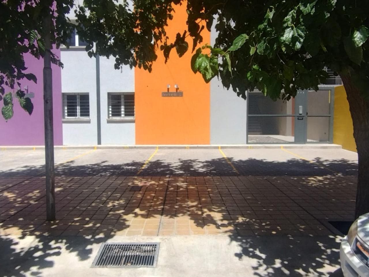 Arevalo Inmobiliaria, Alquila En Capital, Dpto De 1 Dormitorios, Amplio Con Cochera , Planta Baja Con Patio