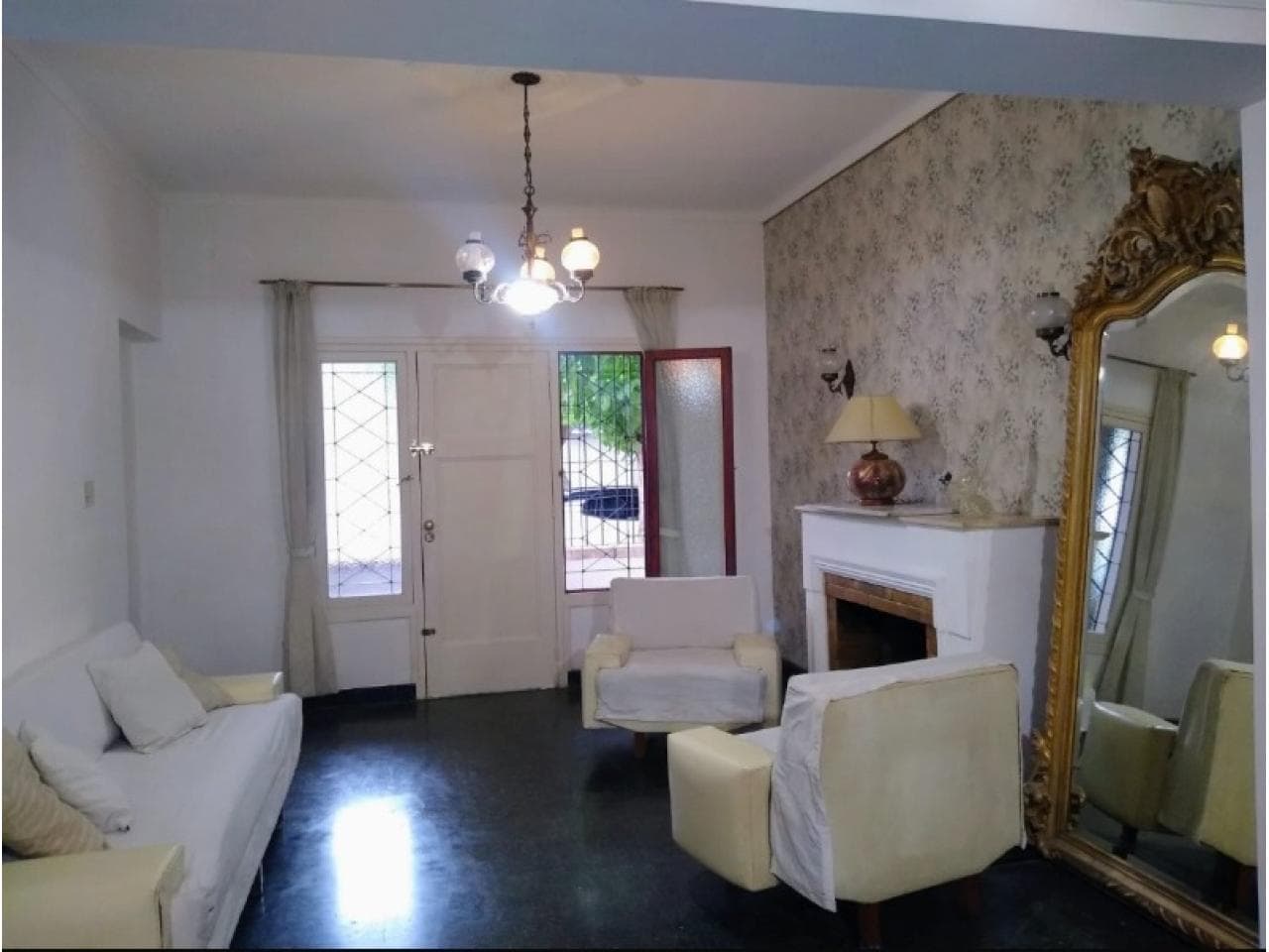 Venta. Casa Estilo Colonial Doble Planta. Capital