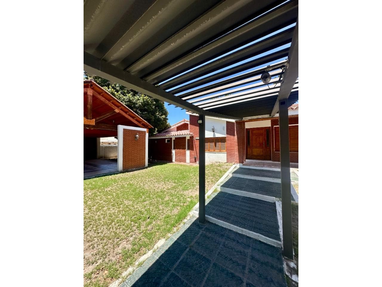 Alquiler. Sensacional Casa En Barrio Del Bono - 3 Dormitorios - Amplio Jardín Con Piscina - Varias Cocheras - Capital