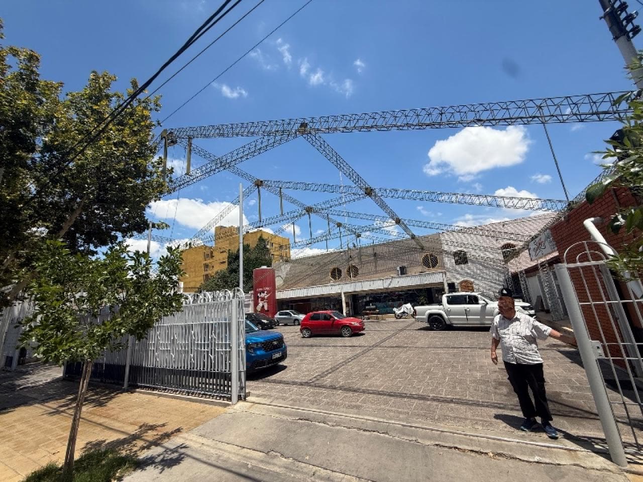 Venta Importante Salon Comercial Centrico 1400mts2, Calle Salta Entre Santa Fe Y Mitre