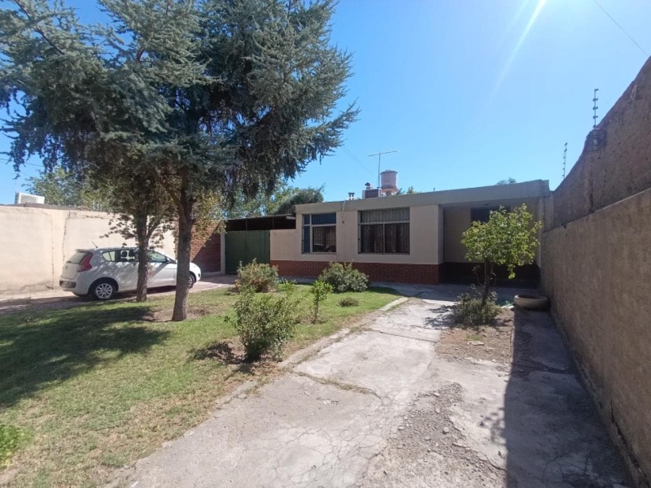 Casa En Venta De 3 Dormitorios, Con Importante Terreno. Capital