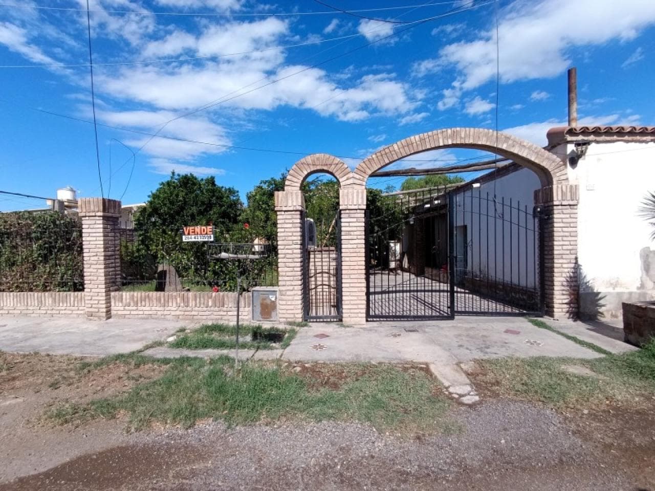 Oportunidad De Negocio, Casa De Construcción Mixta Para Reciclar Con Gran Terreno.
