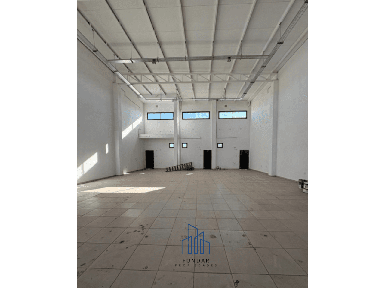 Dos Salones En Alquiler - Importante Galpon Comercial En Complejo Las Lajas 1