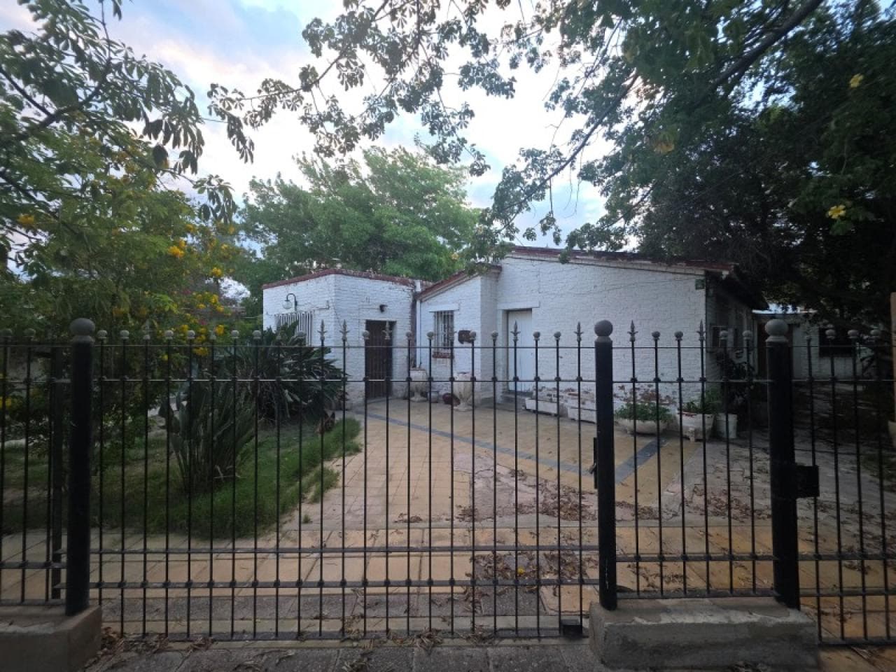 Venta. Oportunidad En Rawson: Gran Terreno De 1.000 M² Con Doble Vivienda