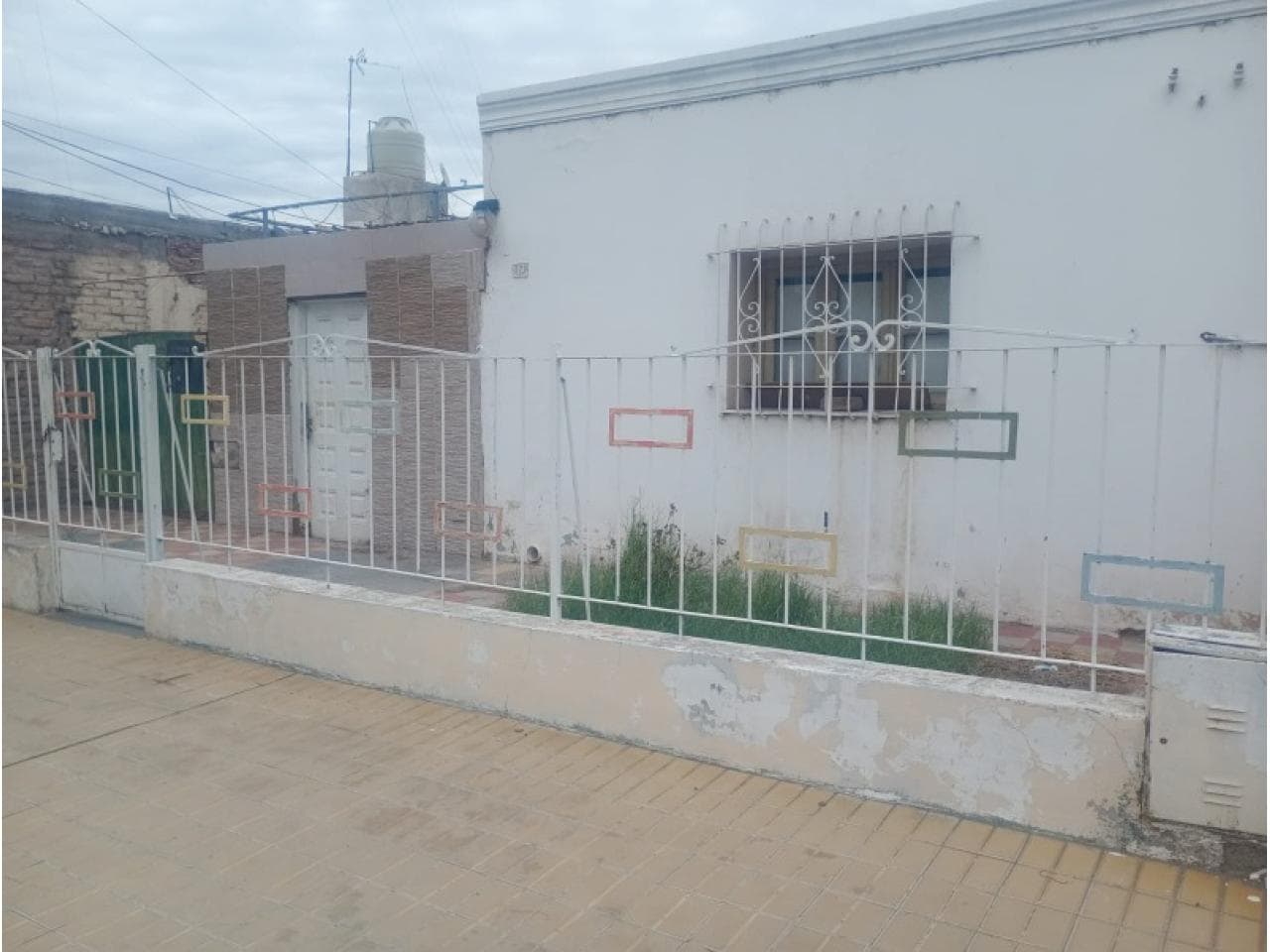 Venta. Escuchamos Tú Propuesta - Lote Con  Casa A Restaurar  Zona Capital - Todos Los Servicios