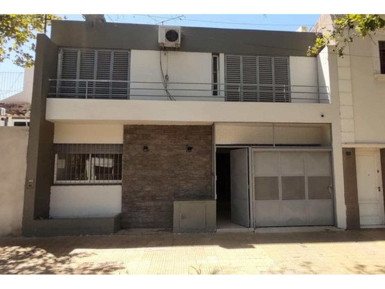 Venta. Casa Céntrica. 3 Habitaciones. 2 Baños. Capital. Mls#420981147-67