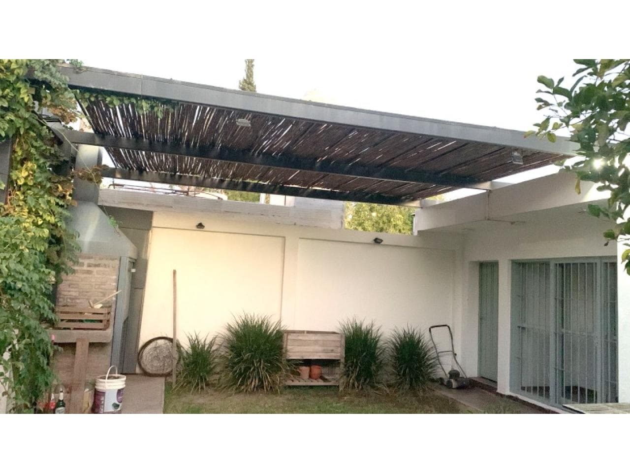 Particular Vende Casa Barrio 25 De Mayo, 3 Hab., 2 Baños, Garage, Patio Y Parrillero Nuevo. Capital