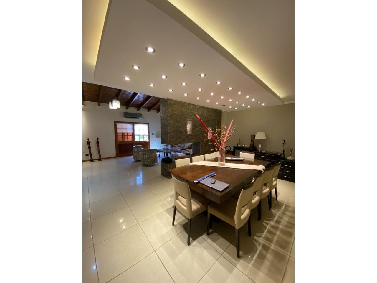 Venta. Casa De Categoría En Barrio Aromas De Vid Ii 4 Dormitorios 4 Baños Piscina 2 Plantas Cochera Fondo Parquizado