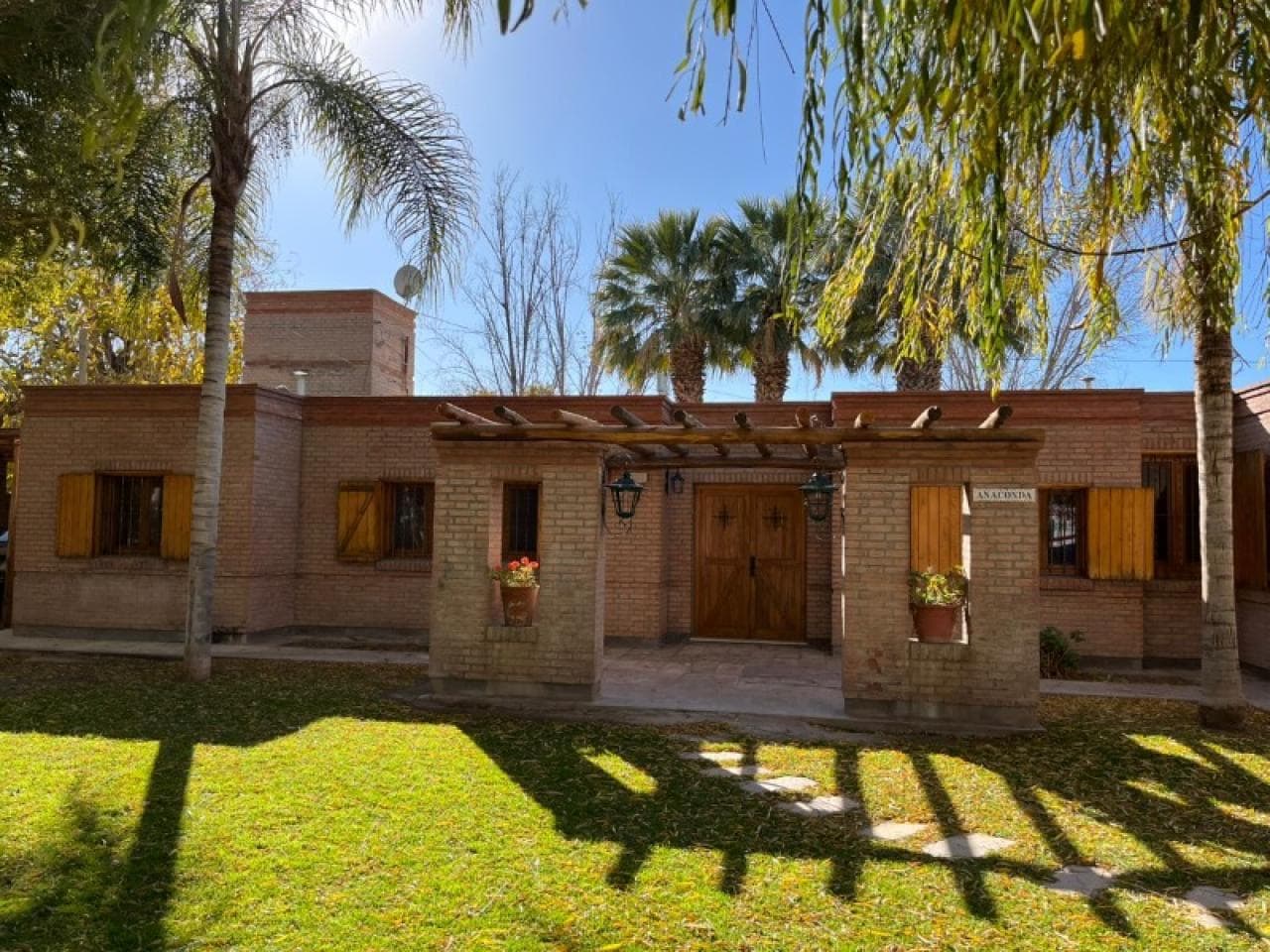 Venta Casa De Categoria De 3 Dormitorios Con Quincho Loft Y Gran Terreno De 1300m2 En Santa Lucia