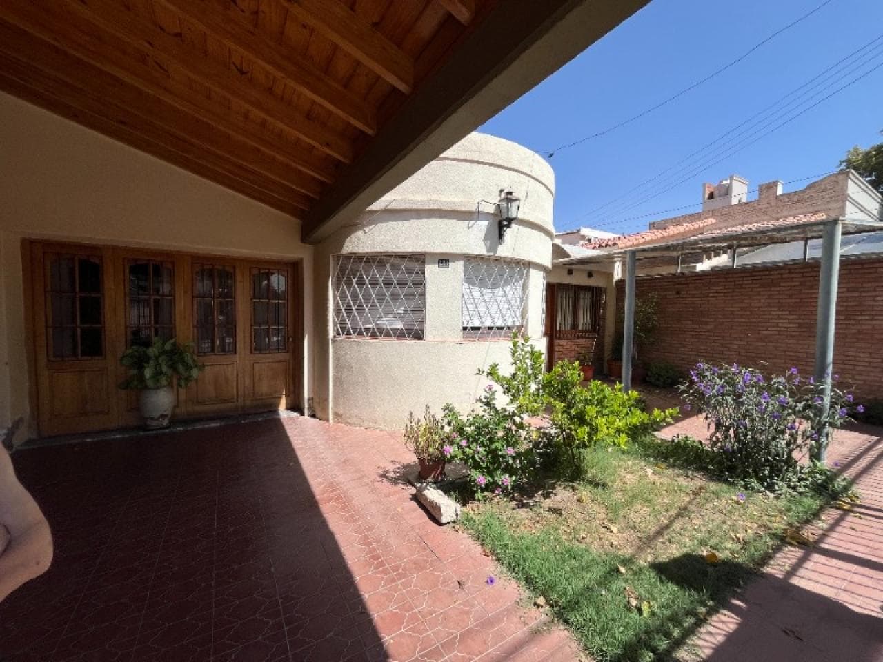 Casa De Categoria En Capital, Sobre Calle Patricias Sanjuaninas