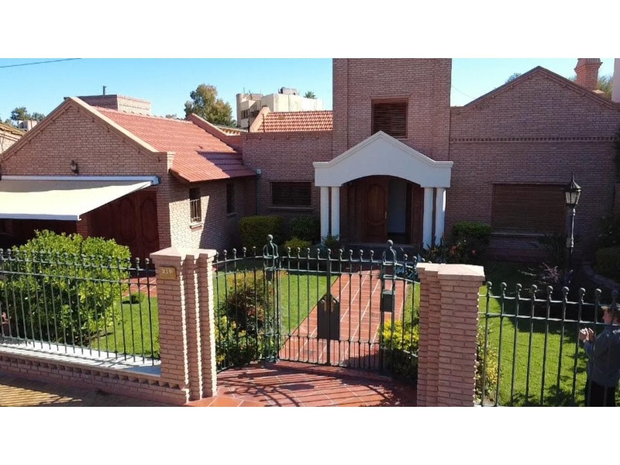 Alquiler, Casa B° Residencial - Potencial Corporativo Residencial  / 800 M2 Terreno / 400 M2 Cubiertos. Capital