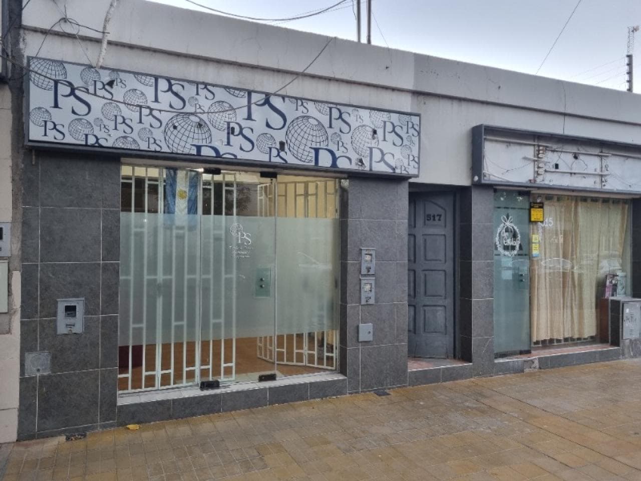 Venta. Departamento, 3 Dormitorios. Mas Dos Locales Comerciales. Capital