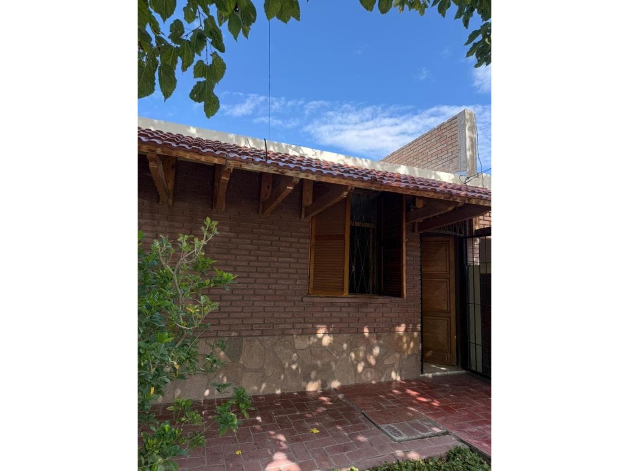 Venta- Casa 3 Dormitorios En Barrio Kennedy- Santa Lucía