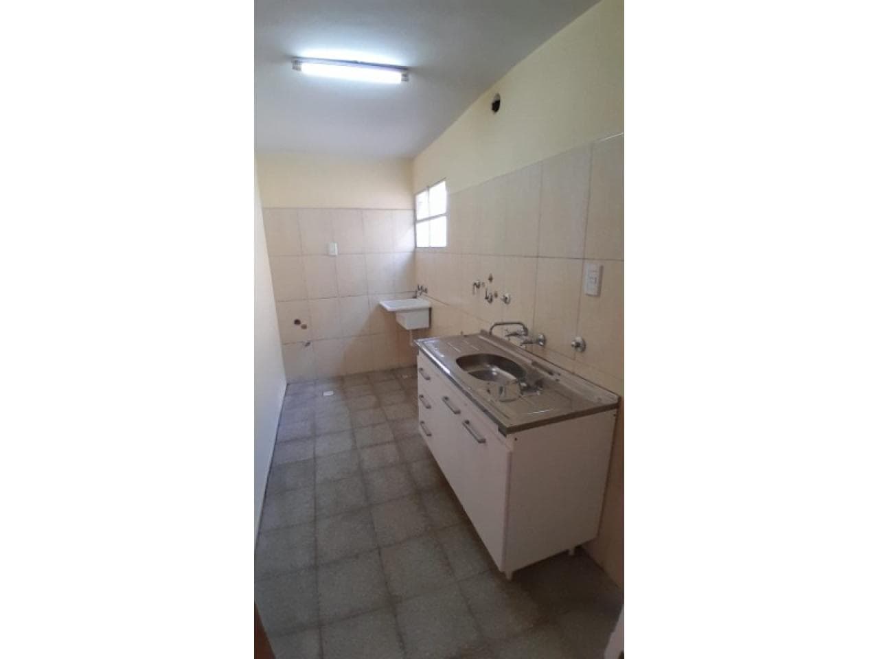 Venta Departamento. Excelente Ubicacion Av Rawson Pasando Maipu. 3 Dormitorios Cochera. Capital