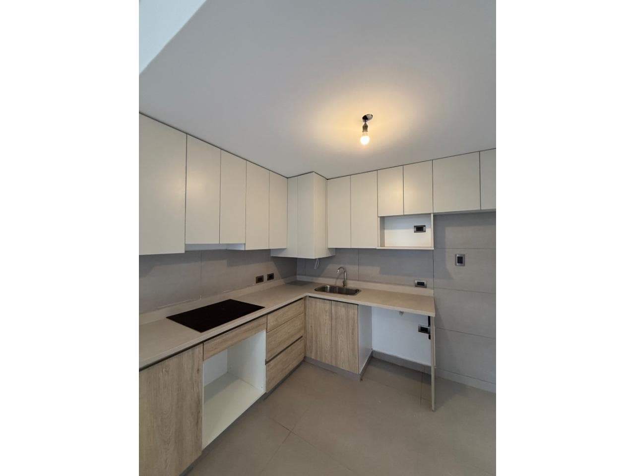 Dpto, 1 Dormitorio De Categoría Excelente Ubicación Calle Urquiza Y San Luis - Cochera. Capital.