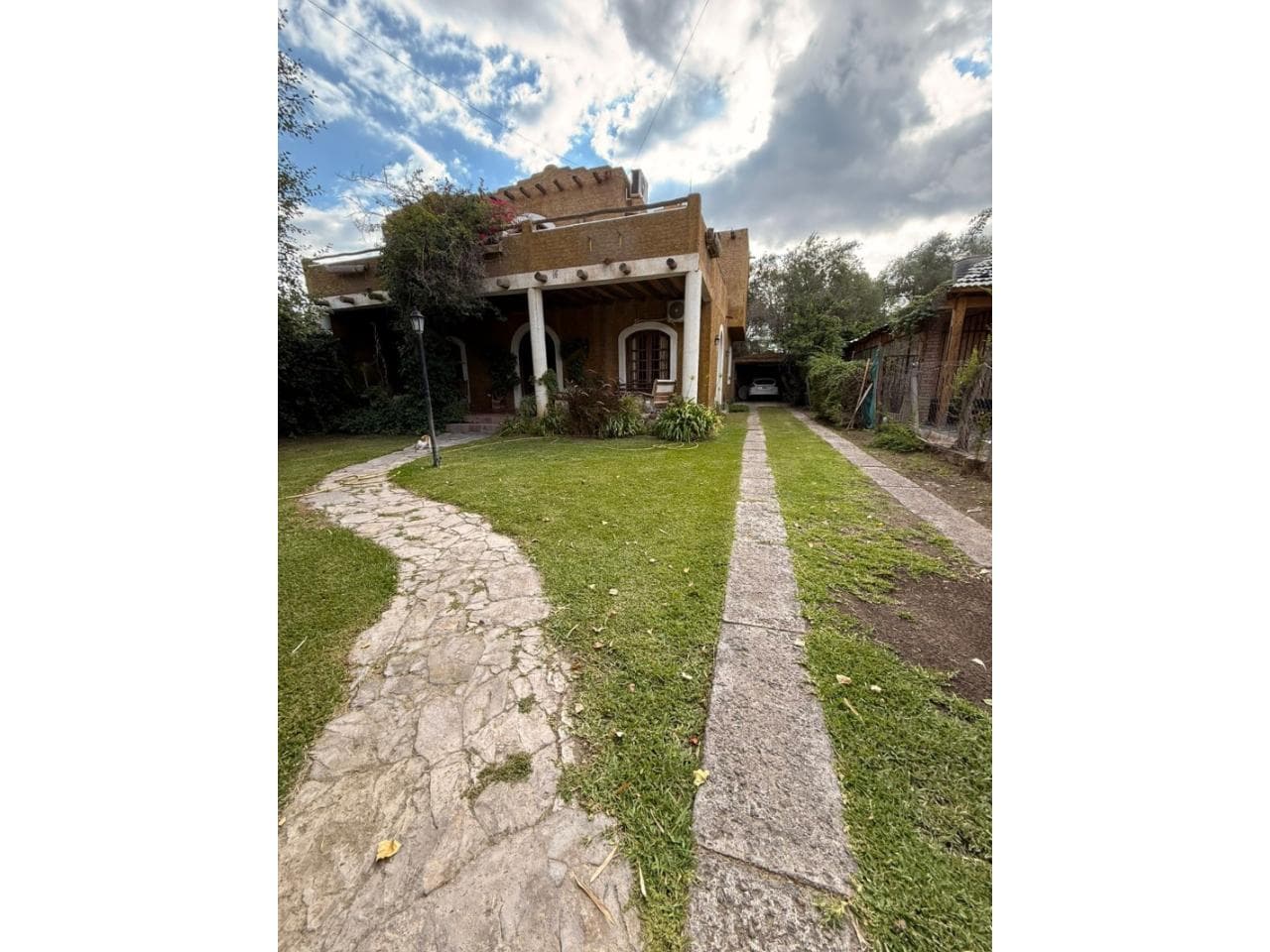 Venta. Casa Con Estilo Único En Rivadavia  A Una Cuadra Del Parque
