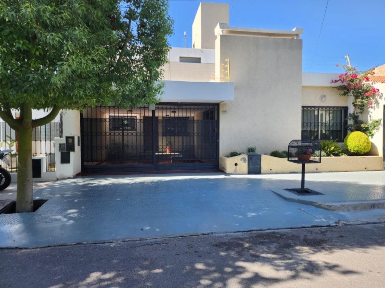 Venta- Casa Barrio Vesta, 3 Dormitorios, 2 Baños, Pileta - Capital