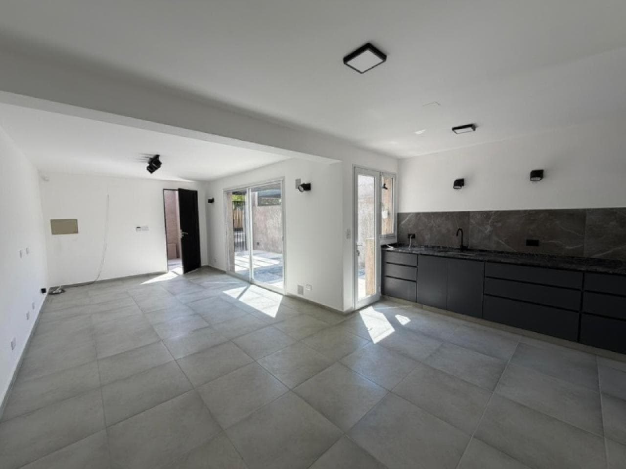 Oportunidad - Casa A Estrenar Toda Remodelada De 3 Dormit. En Rivadavia .-