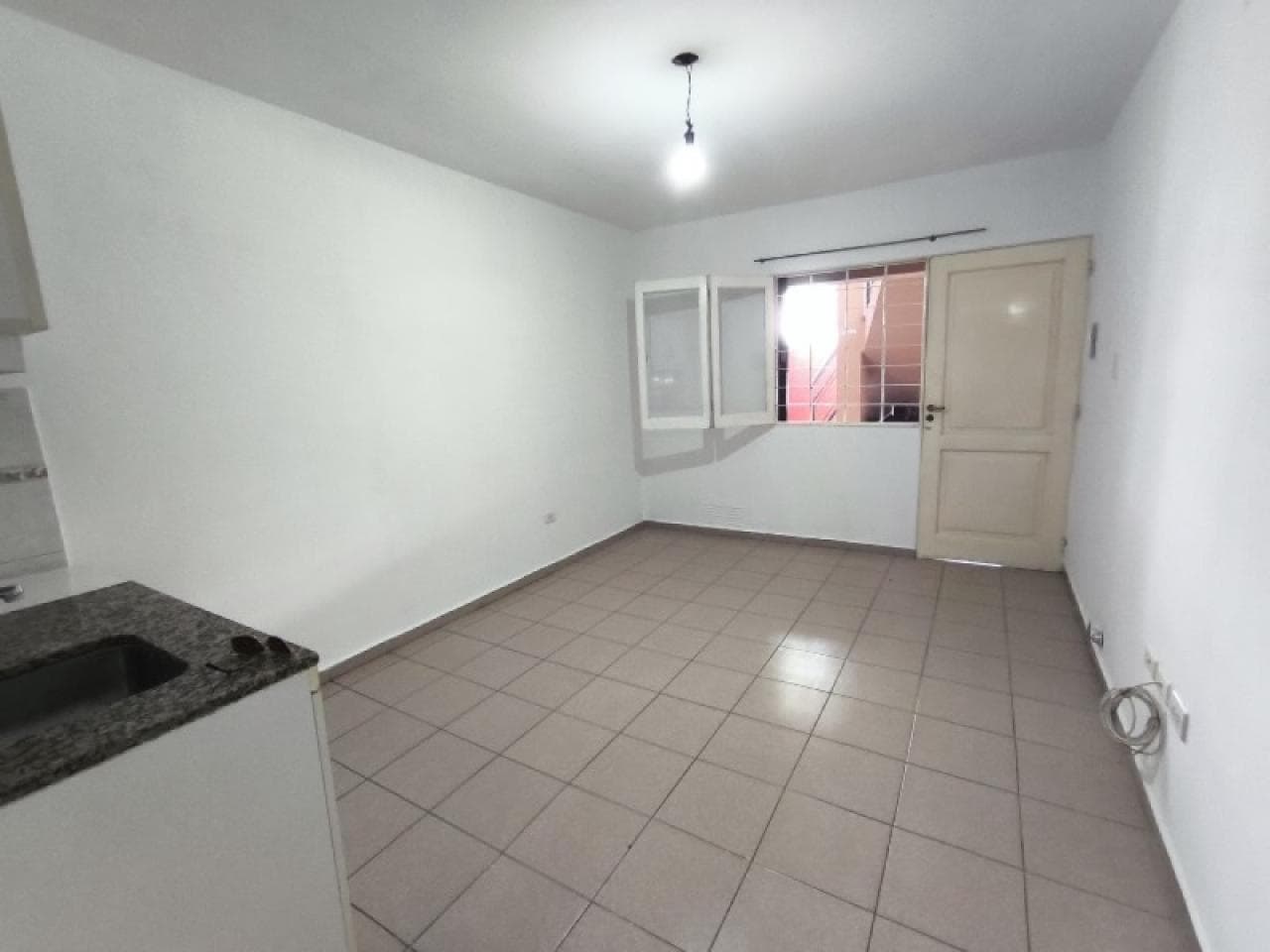 Alquiler Urquiza Casi Esquina Córdoba. Dpto Planta Baja, 1 Dorm., 1 Baño, Cocina, Lavadero. Sin Cochera Ed. Guadalupe Ii