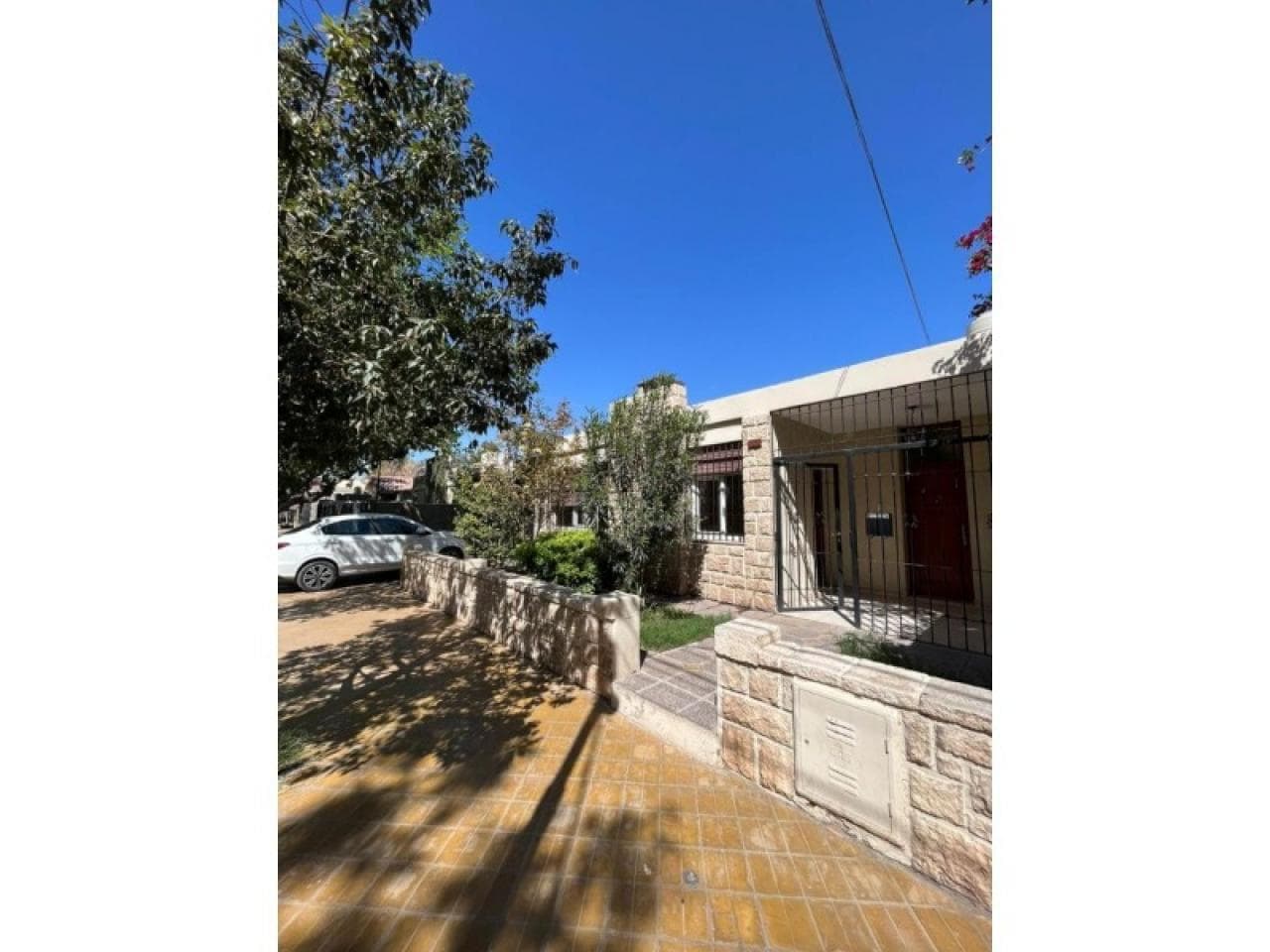 Alquiler. Casa, 3 Dormitorios. En Olegario Andrade (rivadavia)