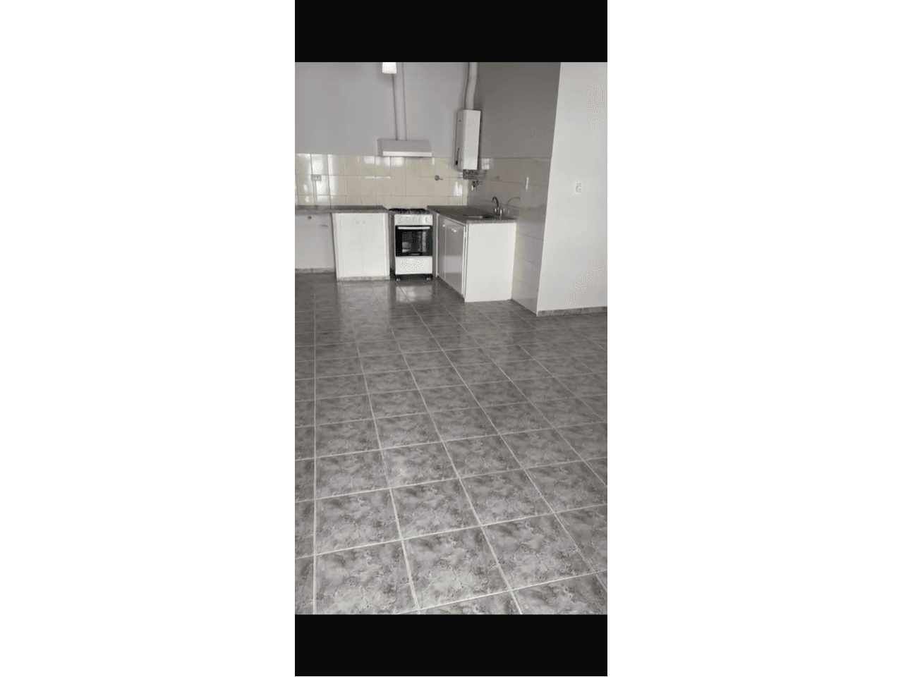 Alquilo Urgente Departamento Dos Habitaciones Con Cochera. En Zona Cercana A Centro Cívico  Valor $ 600.000