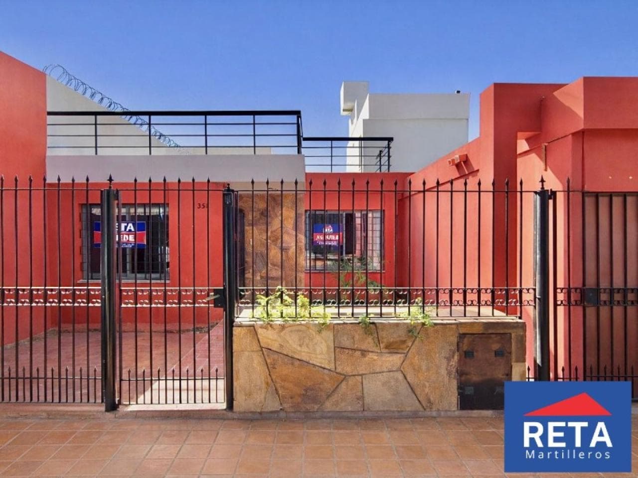 Venta. Casa 3 Dormitorios A Metros De La Terminal De San Juan. Apta Crédito Hipotecario.
