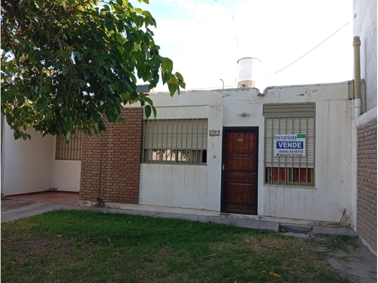 Venta. Casa En B Municipal, 4 Dormitorios, 2 Baños, Cocina Comedor, Living, Cochera Semicubierta, Fondo, Etc.
